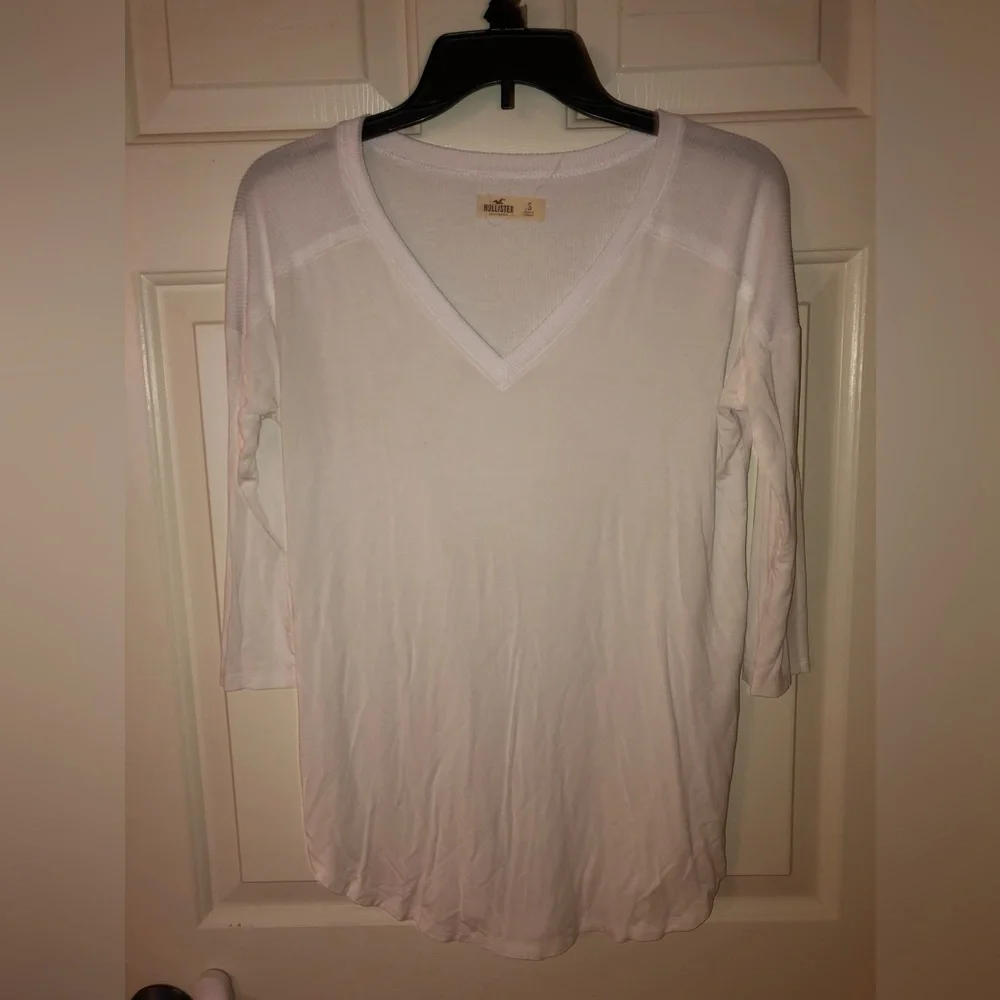 Hollister V-neck Top size small elbow length sleeves - Picture 1 of 7